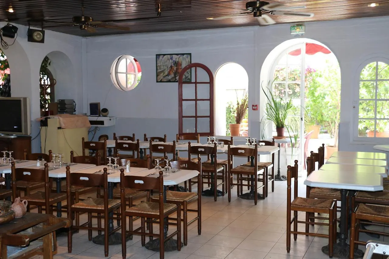 Auberge Dou Casteou Saint-Laurent-du-Var Hotel
